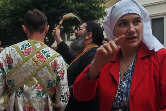 Πρώτη Ανάσταση στη ρωσική εκκλησία της Φιλελλήνων: Με μπότια, κρότους, βάγια και χορωδία [βίντεο]